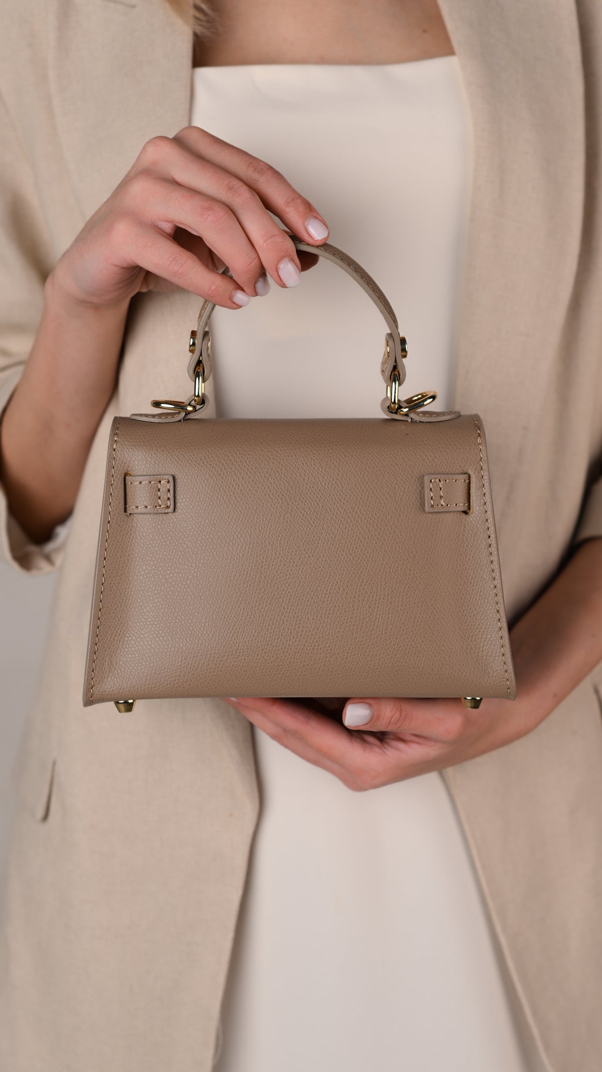 Geantă LINA mini cappuccino - detaliu material piele