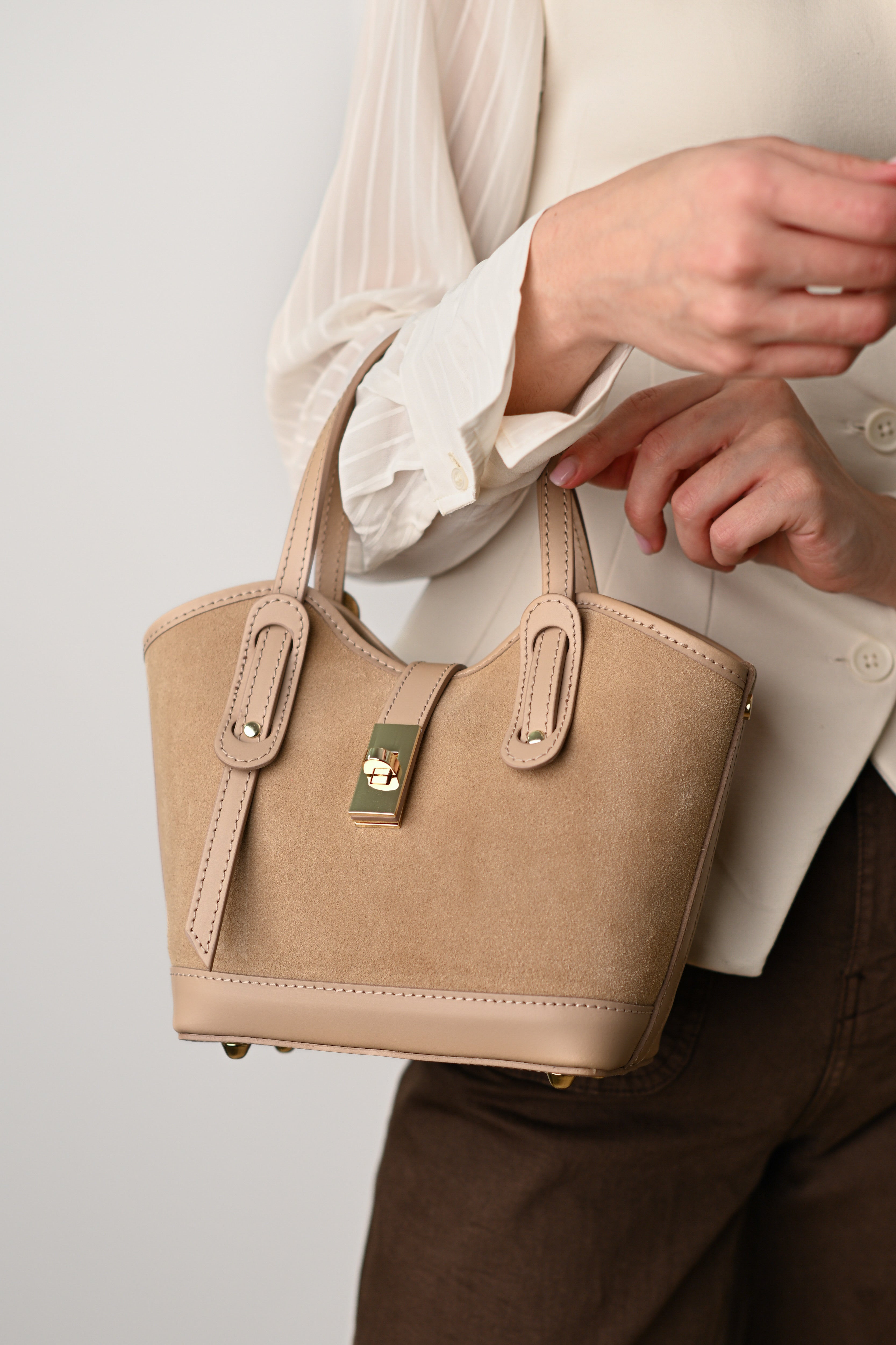 VANESSA MINI, BEJ DESCHIS, PIELE NATURALĂ VELUR ȘI NETEDĂ.