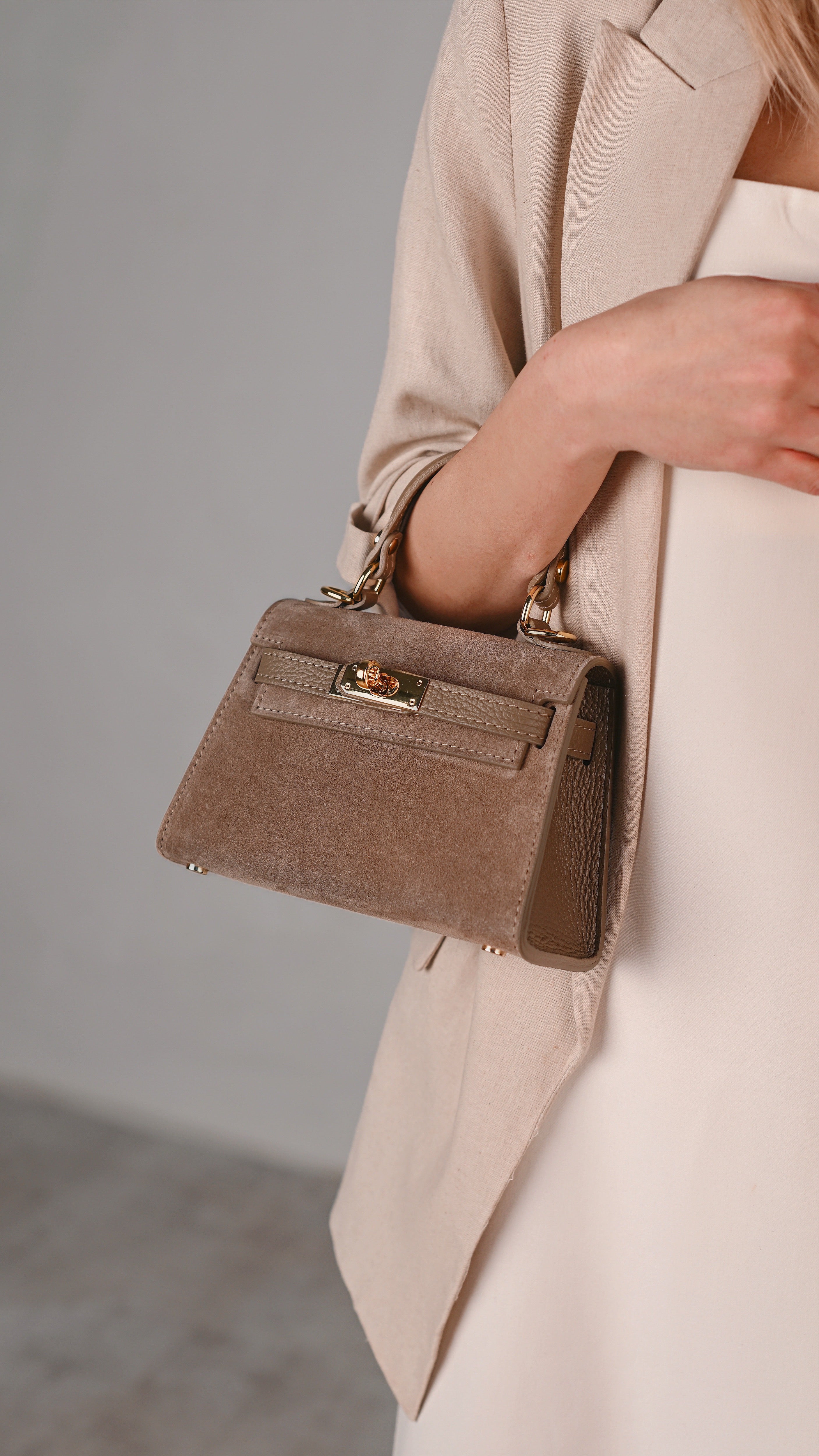 Geantă LINA mini taupe - detaliu material piele