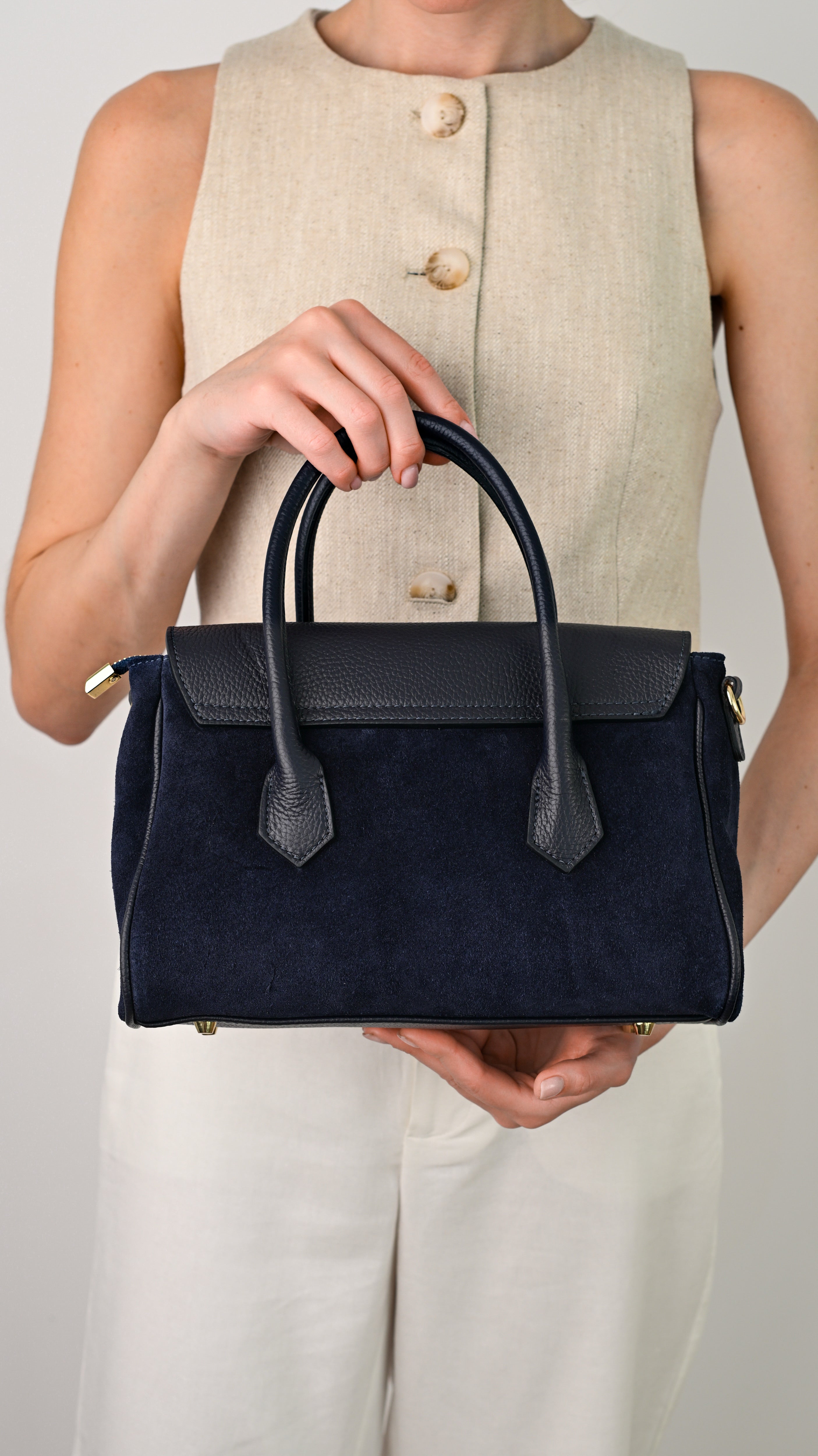LORENA VELUR MIDNIGHT NAVY **ULTIMELE BUCĂȚI**